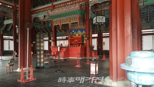 근정전 내부의 왕좌. 그 뒤편으로 일월오봉도 병풍이 보인다.(사진_안나겸 사회부 기자)
