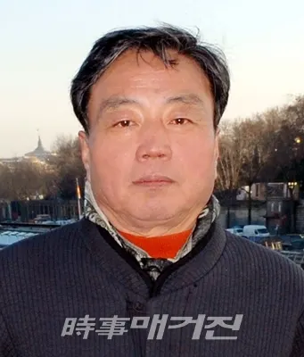 우리의 전통공예인 배첩 비법만을 고수하며 계승 발전시켜 나가기 위해 힘쓰며, 40년 외길 인생을 걸어온 안병목 배첩장.