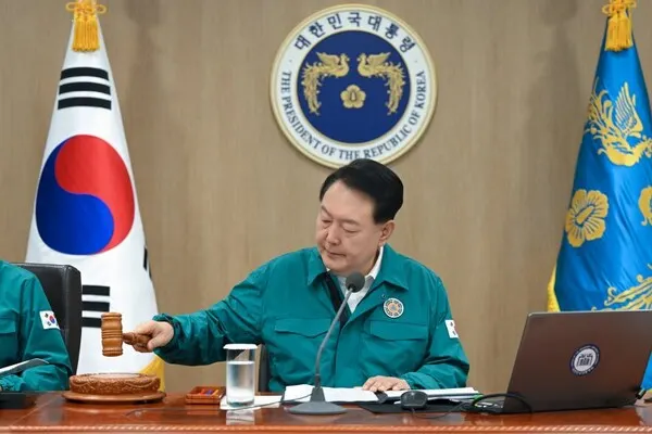 윤석열 대통령이 18일 서울 용산 대통령실 청사에서 열린 국무회의에서 개회를 선언하고 있다.(사진_대통령실)