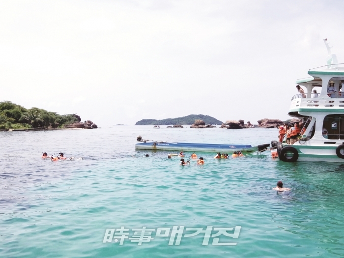 이곳을 찾는 관광객들은 보트를 이용해 바다로 나와 낚시와 스노클링을 함께 즐길 수 있다.