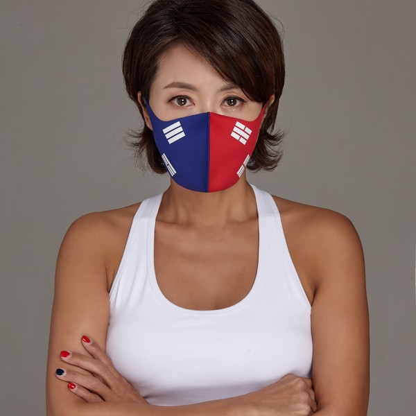 자신이 제작한 마스크를 쓰고 있는 배우 겸 가수 최완정