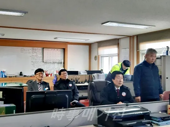 김종환 성산구청장, 창원터널 관제소에서 브리핑을 받고 있다. (사진_창원시청)