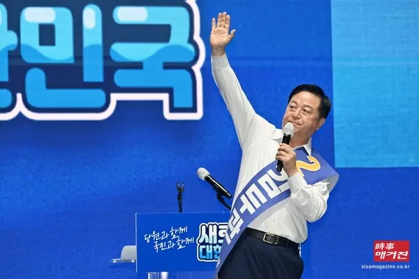 지난 8월 당대표 및 최고위원 후보자 합동연설회에 참여해 당원들을 향해 인사하는 모습. 역시 본업을 할 때 가장 멋있다.(사진_뉴시스)