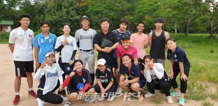 이만수 감독이 라오스 도착 후 기념사진을 촬영하고 있다.(사진_헐크파운데이션)