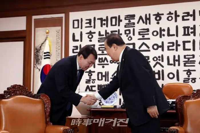 윤석열 신임검찰총장의 예방을 받는 문희상 국회의장(사진_국회)