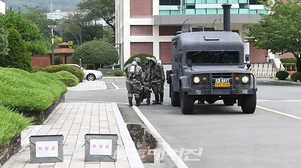 해군 진해기지사령부는 “30일 국방과학연구소 해양기술연구원에서 진해경찰서와 함께 군·경 합동 대테러훈련을 실시했다”고 밝혔다.사진은 30일 국방과학연구소에서 실시된 군ㆍ경 합동 대테러훈련에서 해군 진해기지사령부 화생방신속대응팀이 의심물질 제거를 위해 화생방 진단 키트를 운반하고 있다.(사진_해군진해기지사령부)