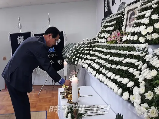 박우량 신안군수는 12일 신안군의회 김용배의장님을 비롯한 군의원, 군 간부공무원 등 30명이 함께 하의도 분향소를 찾아 합동으로 조문했다.(사진_신안군청)