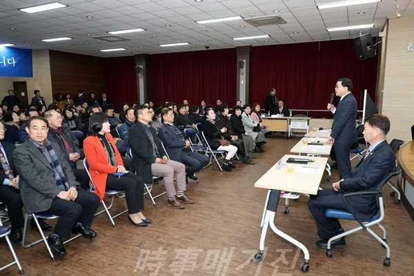 지난 1.14.(월) 성산구 중앙동 4층 대강당에서 시민과의 대화를 진행하고 있다.(사진_창원시청)