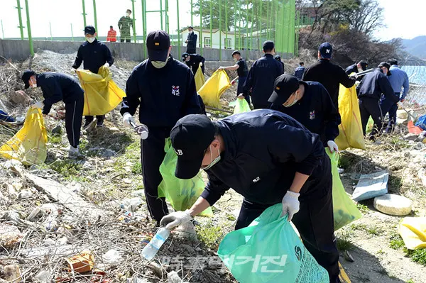 해군 진해기지사령부는 20일(금) 세계 물의 날(3월22일)을 맞이하여 창원시 진해구 모도산 인근 해안에서 해안 환경정화활동을 실시했다.(사진_해군 진해기지사령부)