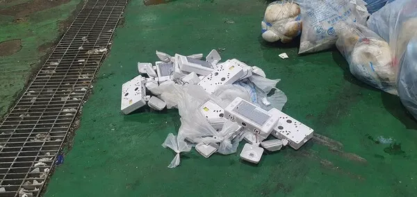 반입폐기물 중 불연재로 보이는 산업폐기물을 보여주고 있다.(사진_한창기 기자)