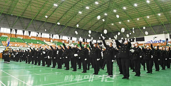 해군교육사령부는 “11월 20일(금) 부대 연병장에서 제670기 해군병 수료식을 거행했다. 이번 수료식은 코로나19의 지역사회 확산방지와 군내 유입차단을 위해 가족·지인 등 외부인 초청 없이 자체행사로 실시했다”고 밝혔다.사진은  20일(금), 해군교육사령부 호국관에서 실시한 '제670기 해군병 수료식' 중 해군병 670기들이 수료를 기념하며 정모 세레모니를 하고 있다.(사진_해군교육사령부)