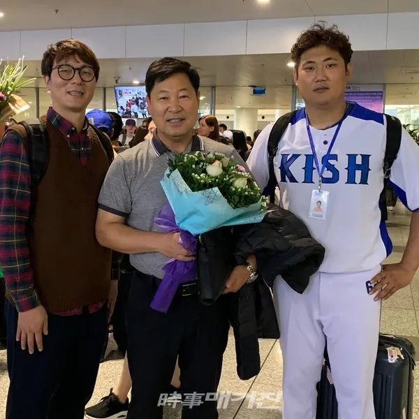 왼쪽부터 이장형 선생, 이만수 이사장, 전 LG 프로야구 선수 출신 유재호 코치(사진_헐크파운데이션)