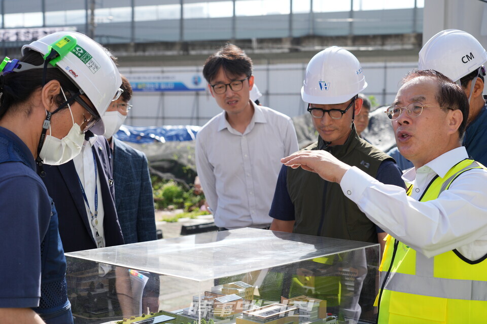 2일 오전 8시 20분 연제구 거제초등학교에서 하윤수 교육감을 비롯한 학교학부모회총연합회장, 거제초 녹색어머니회장 등 학부모 단체 관계자들과 ‘통학 안전 학부모 단체 협업 강화 캠페인’을 펼치고 있다.(사진_부산교육청)