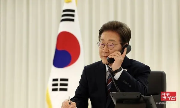 이재명 대통령이 6일 서울 한남동 관저에서 도널드 트럼프 미국 대통령과 전화 통화를 하기 위해 수화기를 들고 있다.(사진_뉴시스)