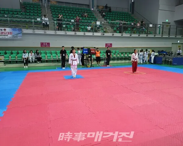 중학교 1학년(여)부 청 김서희(청량태권도장) 홍 박수인(용인대라온)(사진 박종문기자)