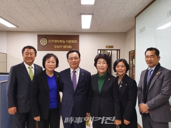 왼쪽부터 박성열 2지회장, 강석호 협의회장, 최영민 4지회장, 김한규 간사
