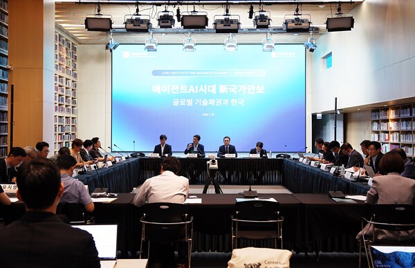 최종현학술원과 서울대학교 미래전연구센터가 지난 7월 30일 공동 개최한 ‘에이전트 AI 시대 新국가안보 글로벌 기술 패권과 한국’ 라운드테이블에서 참석자들이 토론하고 있다.(사진_최종현학술원)
