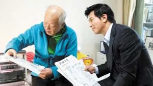 ▲ 최중락 수사연구관과 함께 지난 자료를 보면서 설명을 듣는 박영록 이사.