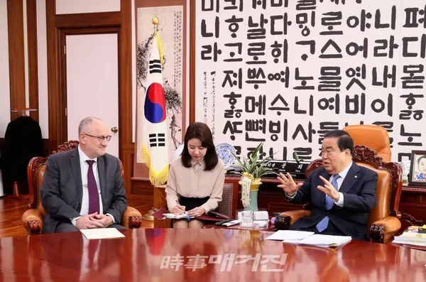 문희상 국회의장이 21일 오전 의장 집무실에서 페트코 드라가노프(Petko Draganov) 주한 불가리아 대사의 예방을 받고 환담을 나누고 있다.(사진_국회)