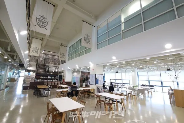 제주창조경제혁신 제주센터는 ‘2021년 예비창업패키지 일반분야’ 지원사업에 15개 팀을 선정했다. 선정팀에게는 내년 1월까지 사무공간, 창업 교육, 마케팅 등을 지원할 예정이다.(사진_제주창조경제혁신센터)