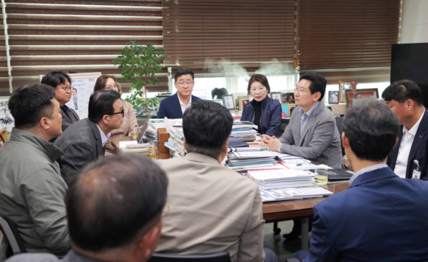 용인특례시 수지구 동천동 공동주택 7곳의 입주자대표회의 주민들은 14일 시청을 방문해 대중교통 개선을 건의했다. (사진_용인특례시)