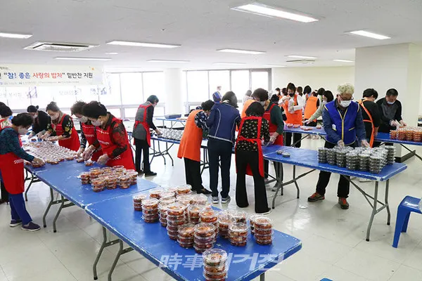 목포시에서는 “목포복지재단을 통해 지난 6일부터 코로나19로 식사에 어려움을 겪는 고령층 등 300세대에 밑반찬 지원사업을 추진하고 있다”고 밝혔다.(사진_목포시청)