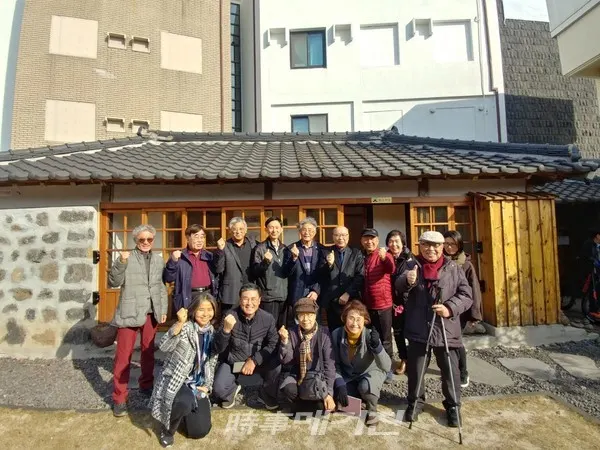 독서모임의 마무리를 원도심을 돌아보는 기행현장 (사진-한라도서관)