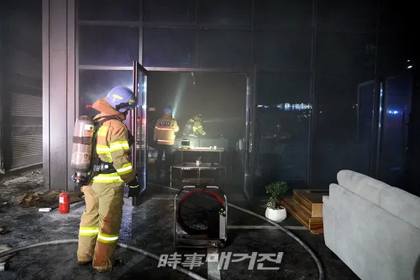 긴급 출동한 119 소방대원들이 화재를 진압하고 있다. (제주소방서)