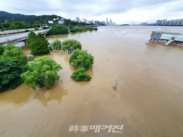 기록적 폭우에 모습을 감춘 한강공원(사진_정용일 기자)