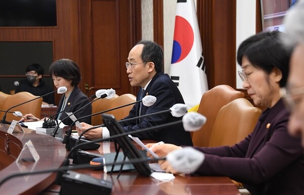 추경호 부총리 겸 기획재정부 장관이 16일 서울 종로구 정부서울청사에서 열린 비상경제장관회의 겸 수출투자대책회의를 주재, 모두발언을 하고 있다.