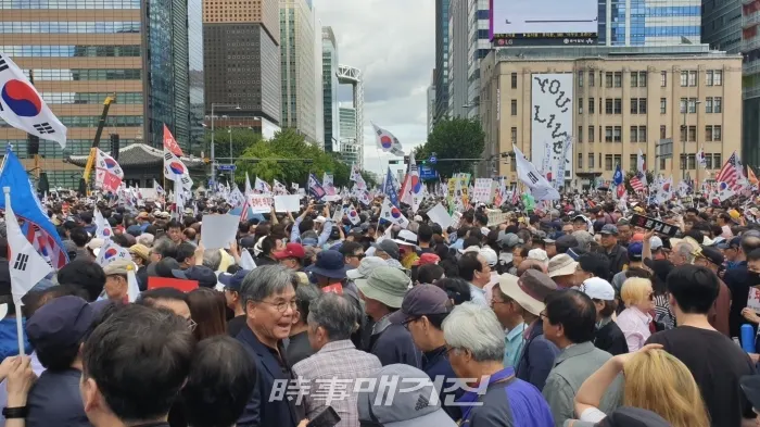 광화문사거리에서 행사장에 진입하지 못한 참가자들이 전광판으로 연설을 경청하고 있다.