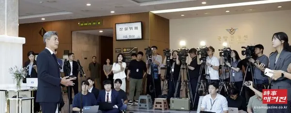 강신철 국방부 장관 후보자가 지난 3일 서울 용산구의 인사청문회 준비 사무실로 출근하며 취재진 질문에 답변하고 있다.(사진_뉴시스)