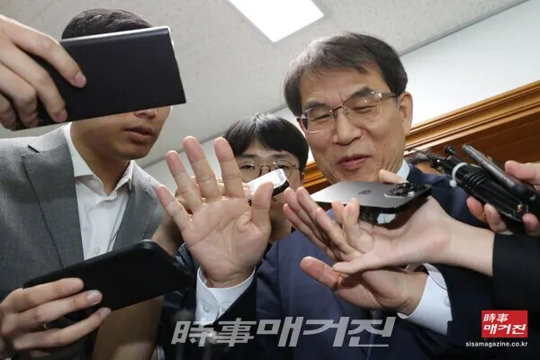 노태악 중앙선거관리위원장이 2일 오전 경기 과천시 중앙선거관리위원회에서 열린 고위직 간부 자녀 특혜 채용 의혹 관련 위원회의를 마치고 나오며 취재진에게 질문 세례를 받고 있다.(사진_뉴시스)