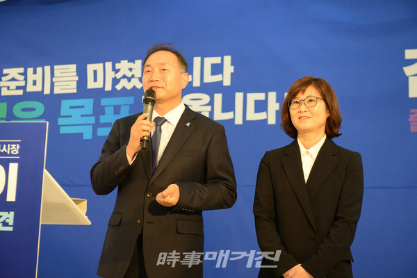 김원이 전 서울특별시 정무부시장이 11일 오전 10시 30분 목포 하당 포르모 3층 선거 준비사무실에서 출마 기자회견을 하고 있다.(사진_시사매거진)