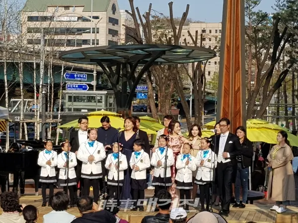 예술정원 음악회에서 프렌즈어린이합창단이 공연을 진행하고 있다.