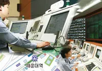“완전범죄는 없다” 2015년까지 첨단 수사기법을 공동 개발 ▲ 최근 체계적인 과학수사를 위한 시스템을 구축하는 등 노력중이다. 지난 2006년 2월22일부터 경찰이 도입한 범죄를 예방하는 '나비 시스템(나비형사활동)'을 비롯해 앞으로 2015년 까지 과학기술부와 대검찰청이 첨단 수사기법을 공동 개발키로 합의했다. 과학기술부와 대검찰청은 지난 2006년 2월 지능형 범죄에 대처하기 위해 2015년까지 첨단 수사기법을 공동 개발하기로 합의했다. 미세흔적 탐지, 거짓말 탐지, 미세 DNA 분석 등 영화 속에서나 등장할 것 같은 꿈같은 