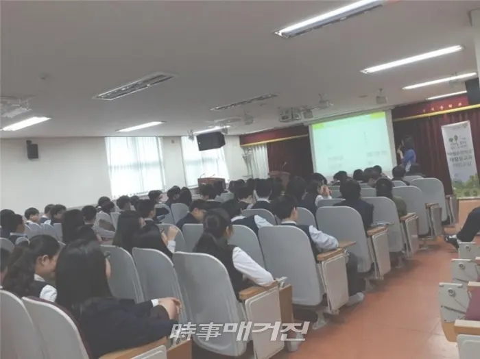 학생들이 시청각 자료를 통해 재활용품 분리배출 방법을 배우고 있다. (사진 제공_강동구청)