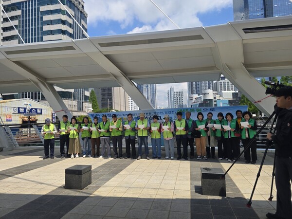 11일 부산 동천 골든브리지에서 비영리민간단체 ‘숨쉬는 동천’이 부산시장 후보들에게 ‘동천 생태복원 및 황금벨트 활성화’ 공약 채택을 촉구하는 기자회견을 열고 있다.(사진_숨쉬는 동천)