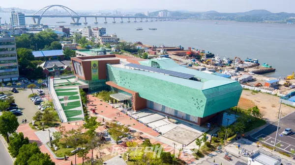 지난해 군산근대역사박물관을 찾은 방문객 수가 2018년 대비 200% 증가된 것으로 알려졌다.(사진-군산근대역사박물관 전경)