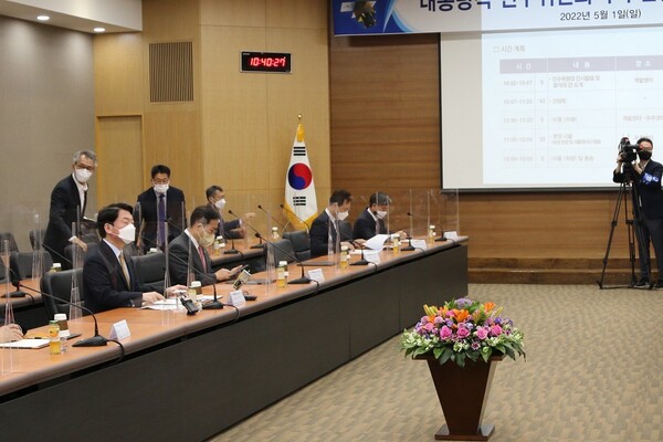 1일 오전 항공우주산업과 관련된 현장의견을 수렴하고 현안사항을 논의하고 있다.(사진_사천 KAI)