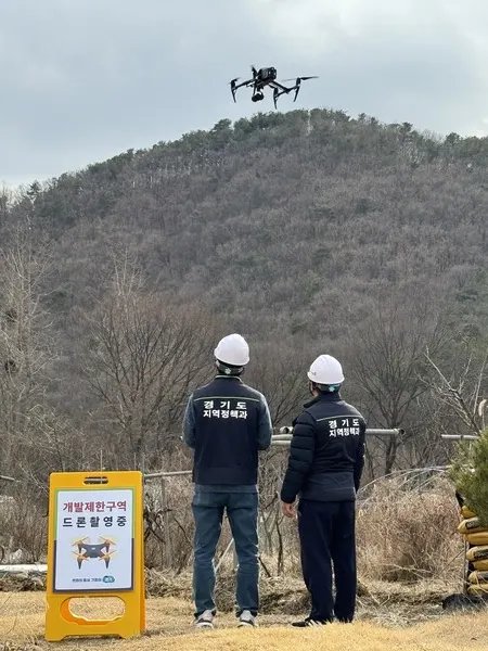 경기도는 개발제한구역 내에서 불법이 반복적으로 발생하거나 대규모 영리 목적으로 발생하는 지역 15개소를 선정해 올해 3회에 걸쳐 드론을 활용한 단속을 실시한다.(사진_경기도청)