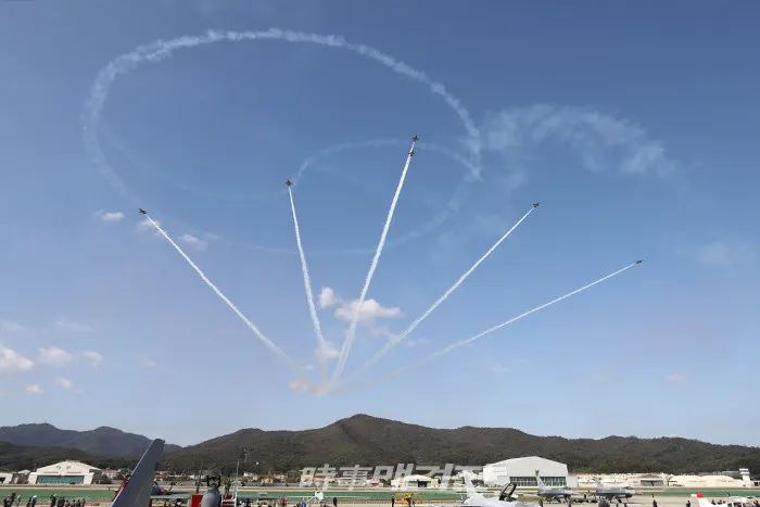 '서울 ADEX 2019‘에서 F-35A가 개막 축하 비행을 하고 있다. / 시사매거진=김형석 기자