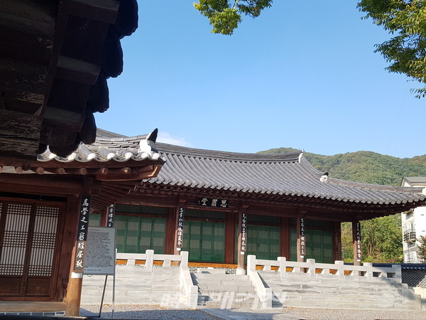 솟을대문인 영장문 안쪽에 강학당 본채 이택재가 자리하고 있으며 그 뒤로 사숙당이 있다. 현판은 후손 안병선이 썼다.