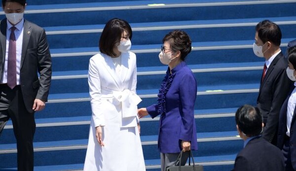 김건희 여사와 박근혜 전 대통령 (사진=국회사진기자단)