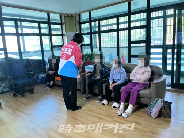 경로당을 찾아 인사드리는 신효정 국민의힘 서초구청장 예비후보(사진_신효정 예비후보 블로그)