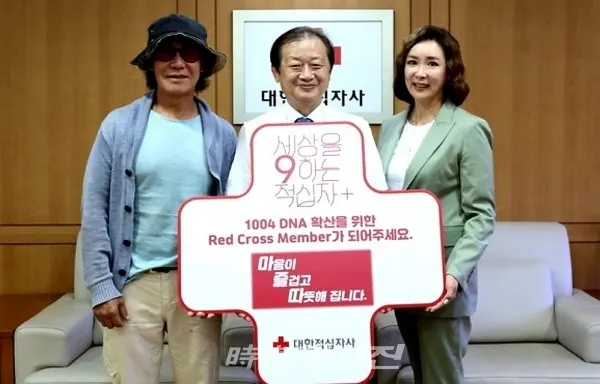 지영빈 감독과 배우 이상아씨는 중구 대한적십자사 서울 사무소에서 ‘1004 DNA 레드크로스 멤버’에 가입하고 참여를 약속했다. 사진은 왼쪽부터 지영빈 감독, 대한적십자사 신희영 회장, 배우 이상아.(사진_지영빈 감독)