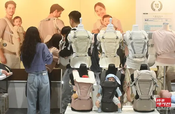 출생아 수 감소세는 심각한 수준인 것으로 조사됐다. 통계청은 최근 한 장래인구추계에 따르면 중간 전망 기준 지난해 합계출산율을 0.72명, 출생아 수 23만 명으로 예상했다. 올해 합계출산율은 최초로 0.6명 선으로 떨어질 것으로 관측된다. 2021년 기준으로 우리나라 여성의 출산연령은 OECD 중 가장 높은 33.4세로 OECD 평균인 30.9세보다 2.5세가량 높다.(사진_뉴시스)
