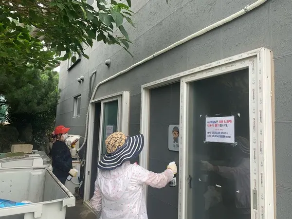 효돈관내 단체들이 합동 방역을 실시하고 있다.