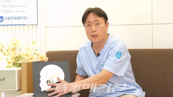 더젊은얼굴치과의원 최진환 원장이 비수술적 턱관절 치료에 대해 설명하고 있다. (사진_시사매거진)
