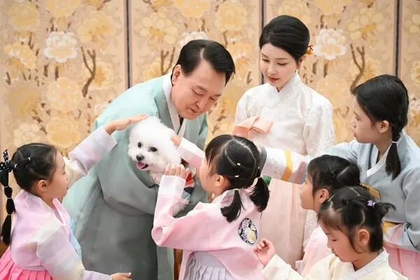 윤석열 대통령과 김건희 여사가 추석을 앞두고 지난 8일 서울 용산 대통령실 청사에서 다문화가정 어린이들, 반려견 써니와 함께 한가위 명절 영상을 촬영하고 있다.(사진_대통령실)